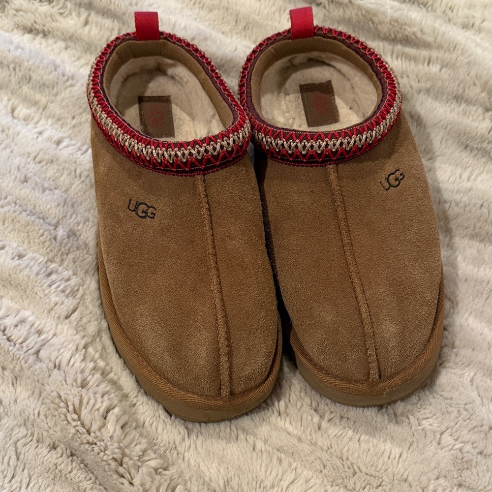 UGG Big Girls Tan Tazz Suede Slip on Shoes with Red Trim VGUG size 4